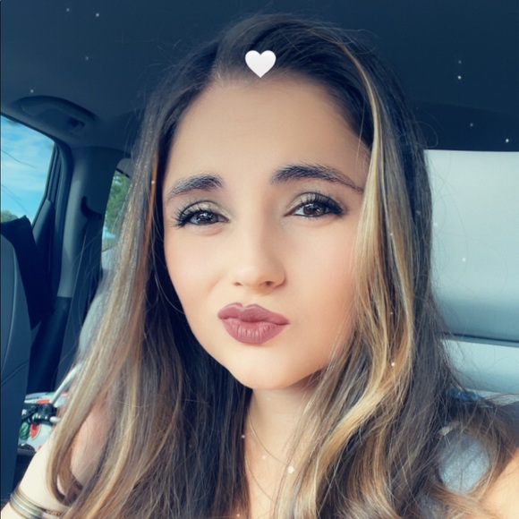 Meet your Posher, Lauren - Picture 7 of 7